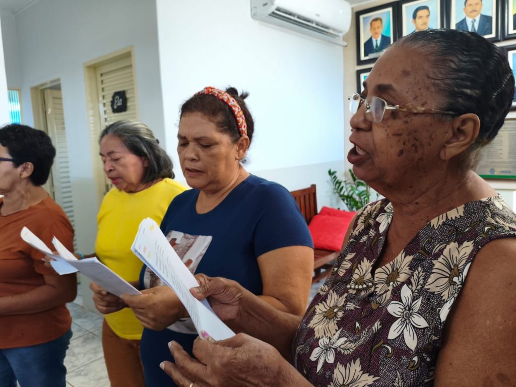 Membros do Projeto SCFV +60 de Caracol surpreendem Prefeito Municipal com cantata