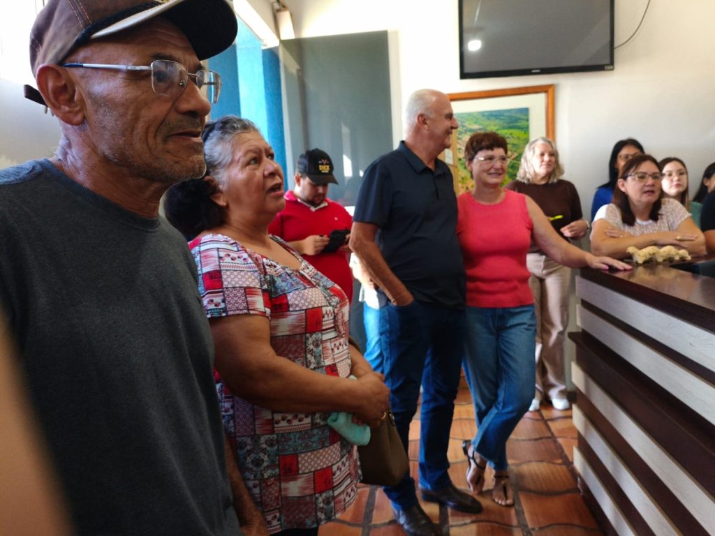 Membros do Projeto SCFV +60 de Caracol surpreendem Prefeito Municipal com cantata