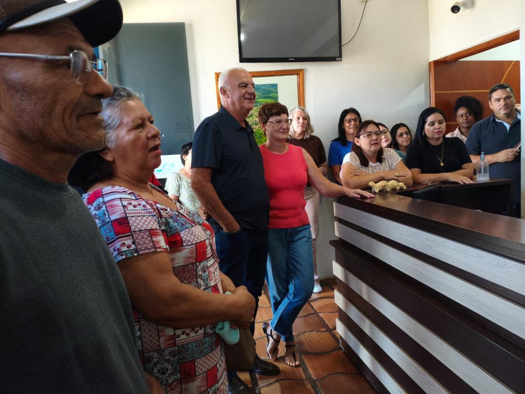 Membros do Projeto SCFV +60 de Caracol surpreendem Prefeito Municipal com cantata