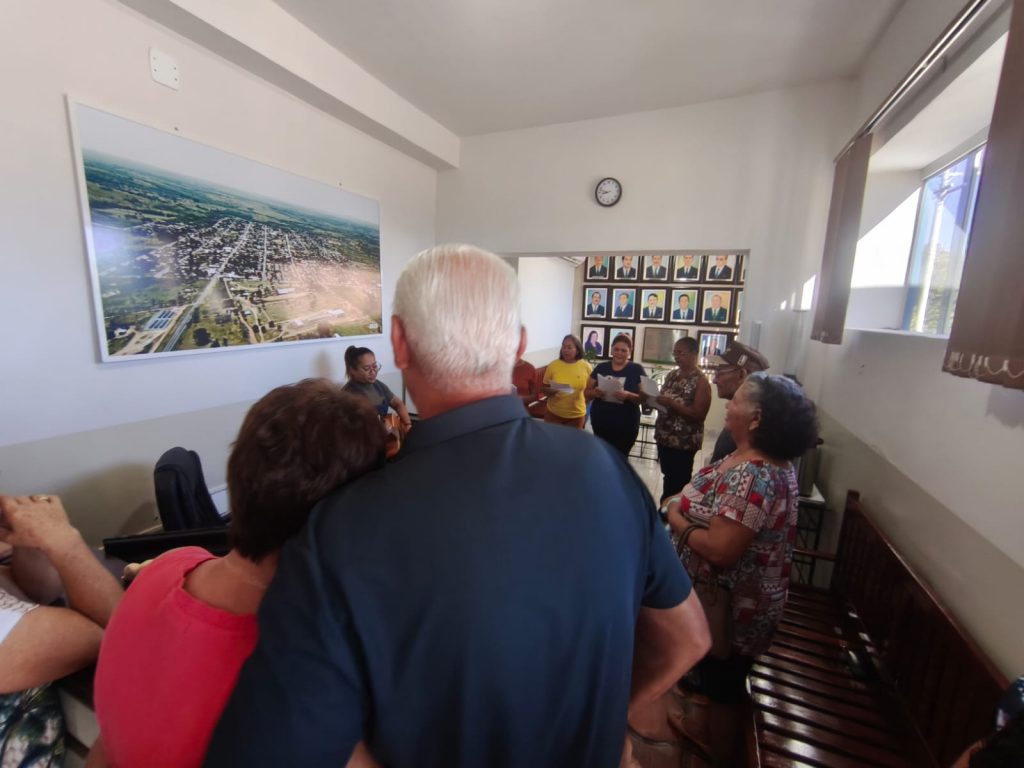 Membros do Projeto SCFV +60 de Caracol surpreendem Prefeito Municipal com cantata