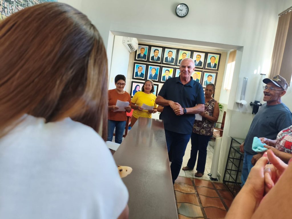 Membros do Projeto SCFV +60 de Caracol surpreendem Prefeito Municipal com cantata