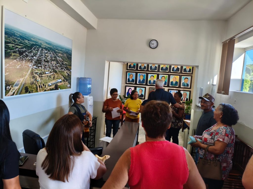 Membros do Projeto SCFV +60 de Caracol surpreendem Prefeito Municipal com cantata