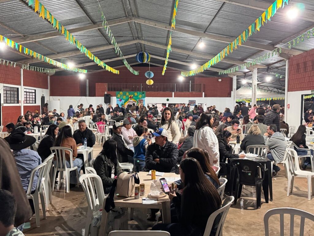 Público comparece em massa e vence o frio na Festa Julina das Escolas João José Leite da Silva e Joaquim dos Santos Público comparece em massa e vence o frio na Festa Julina das Escolas João José Leite da Silva e Joaquim dos Santos
