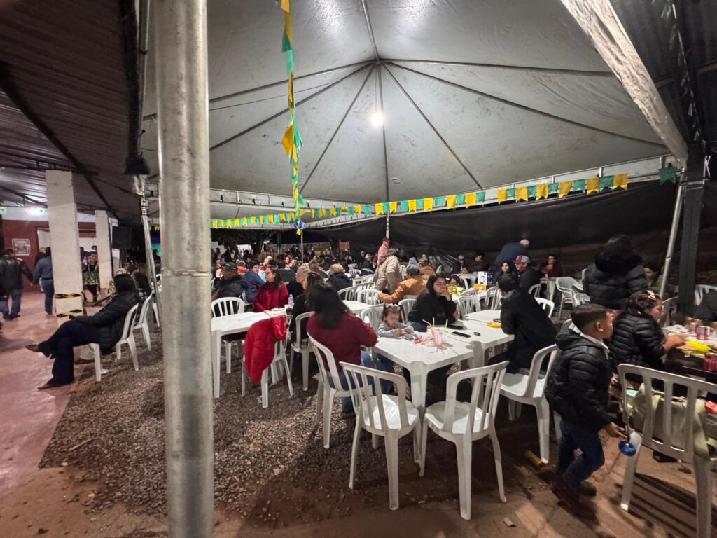 Público comparece em massa e vence o frio na Festa Julina das Escolas João José Leite da Silva e Joaquim dos Santos Público comparece em massa e vence o frio na Festa Julina das Escolas João José Leite da Silva e Joaquim dos Santos