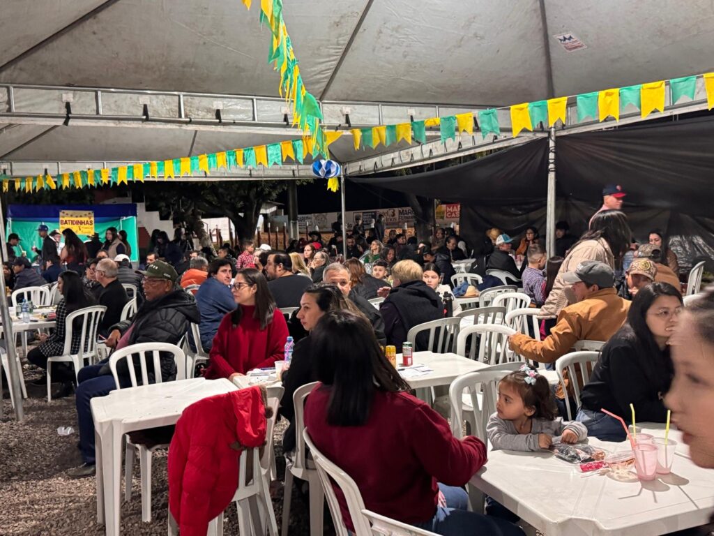 Público comparece em massa e vence o frio na Festa Julina das Escolas João José Leite da Silva e Joaquim dos Santos Público comparece em massa e vence o frio na Festa Julina das Escolas João José Leite da Silva e Joaquim dos Santos