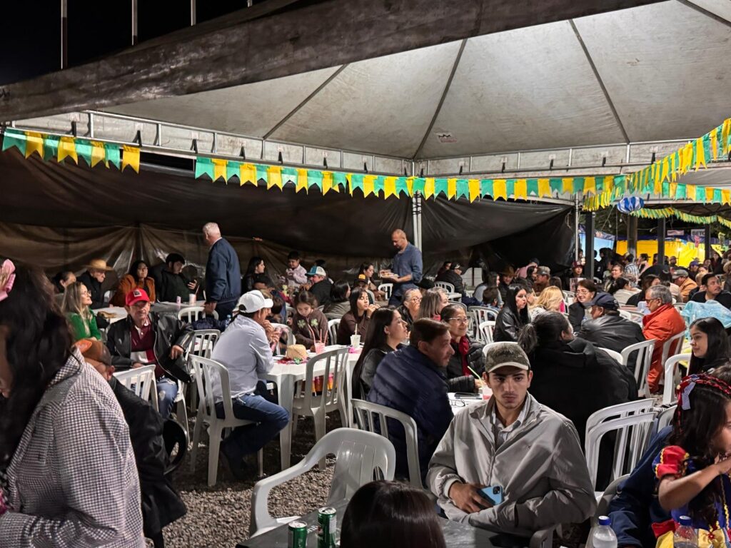 Público comparece em massa e vence o frio na Festa Julina das Escolas João José Leite da Silva e Joaquim dos Santos Público comparece em massa e vence o frio na Festa Julina das Escolas João José Leite da Silva e Joaquim dos Santos