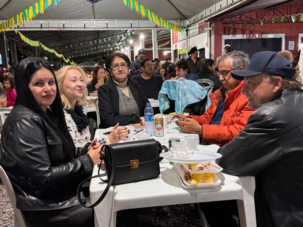 Público comparece em massa e vence o frio na Festa Julina das Escolas João José Leite da Silva e Joaquim dos Santos Público comparece em massa e vence o frio na Festa Julina das Escolas João José Leite da Silva e Joaquim dos Santos