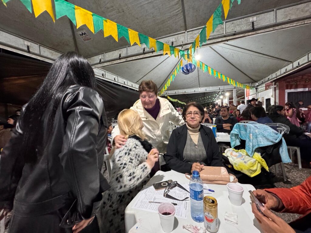 Público comparece em massa e vence o frio na Festa Julina das Escolas João José Leite da Silva e Joaquim dos Santos Público comparece em massa e vence o frio na Festa Julina das Escolas João José Leite da Silva e Joaquim dos Santos