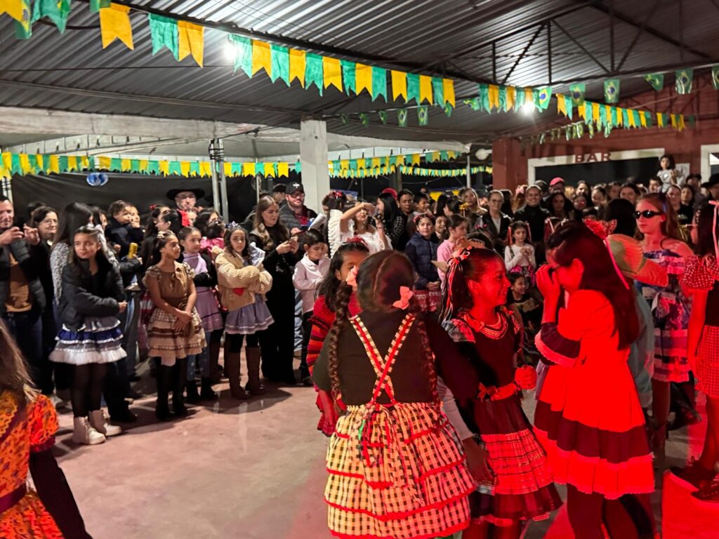 Público comparece em massa e vence o frio na Festa Julina das Escolas João José Leite da Silva e Joaquim dos Santos Público comparece em massa e vence o frio na Festa Julina das Escolas João José Leite da Silva e Joaquim dos Santos