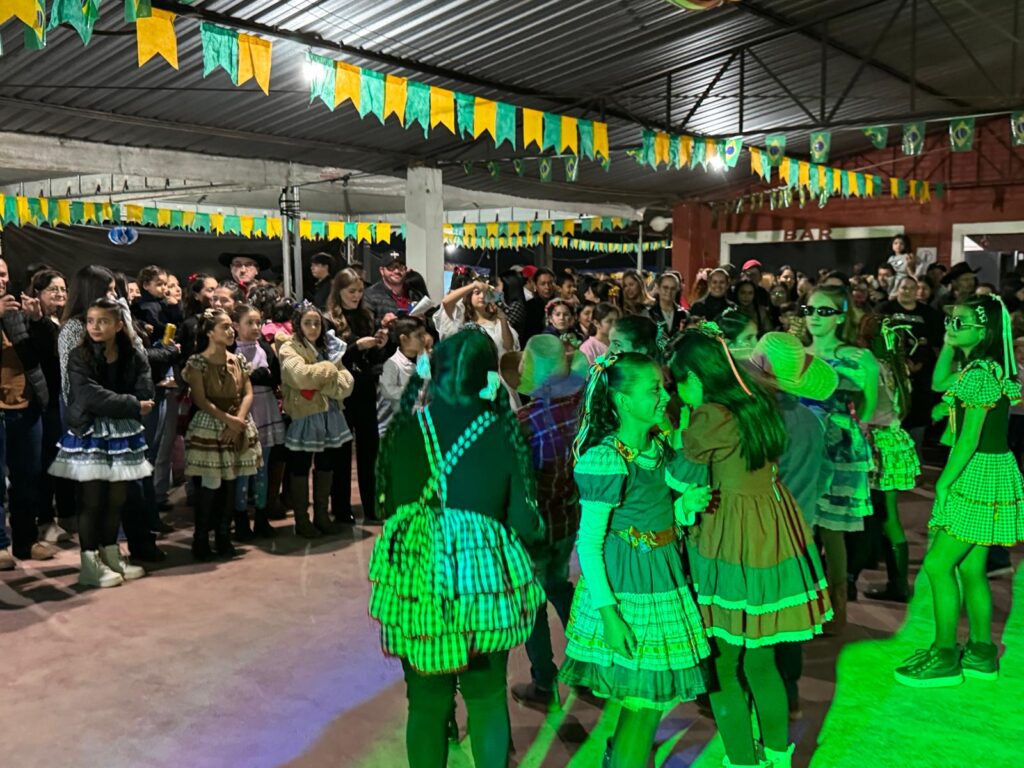 Público comparece em massa e vence o frio na Festa Julina das Escolas João José Leite da Silva e Joaquim dos Santos Público comparece em massa e vence o frio na Festa Julina das Escolas João José Leite da Silva e Joaquim dos Santos