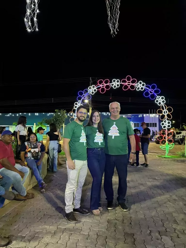 Papai Noel chega em cima de touro e tocando berrante na Abertura do Natal de Luzes em Caracol