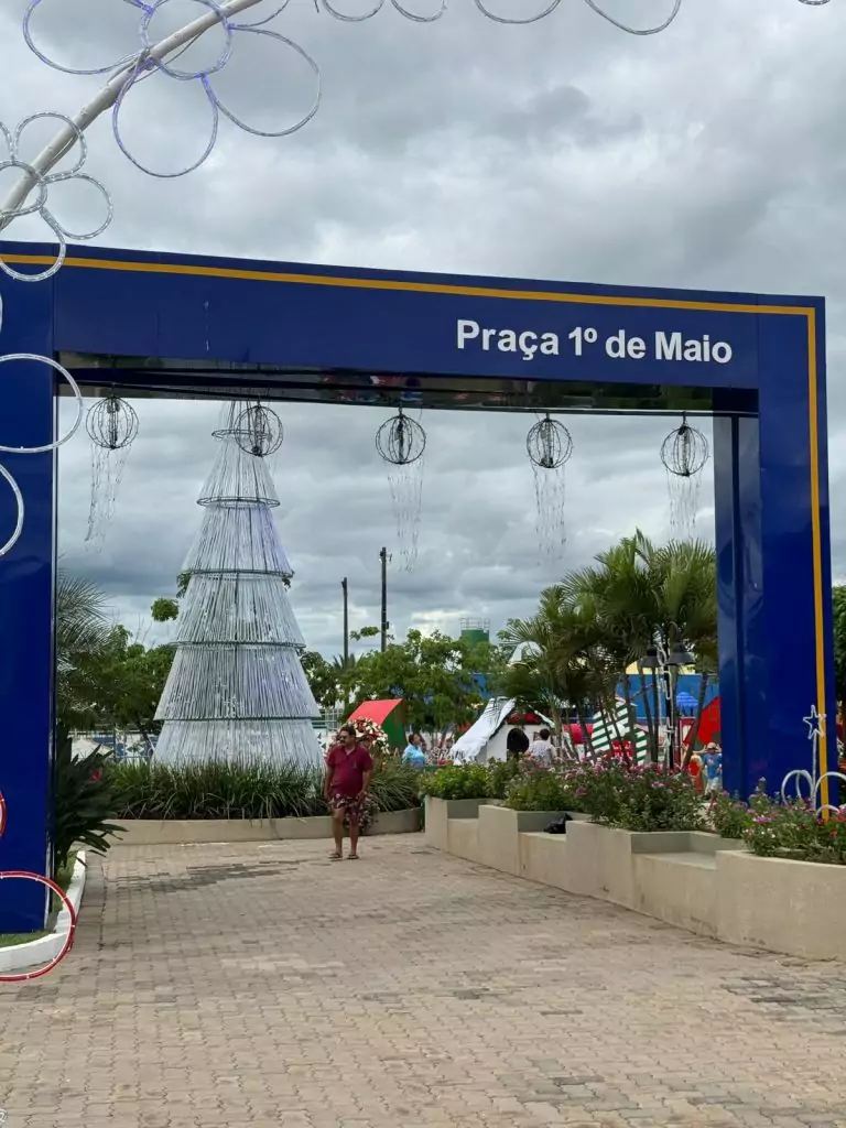 Papai Noel chega em cima de touro e tocando berrante na Abertura do Natal de Luzes em Caracol