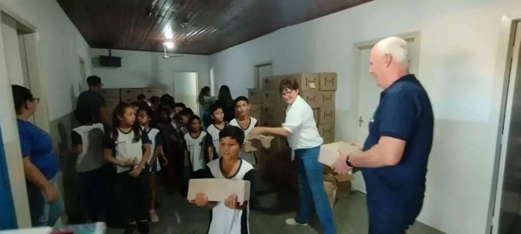 Prefeitura de Caracol entrega kits escolares e material apostilado aos estudantes da rede municipal