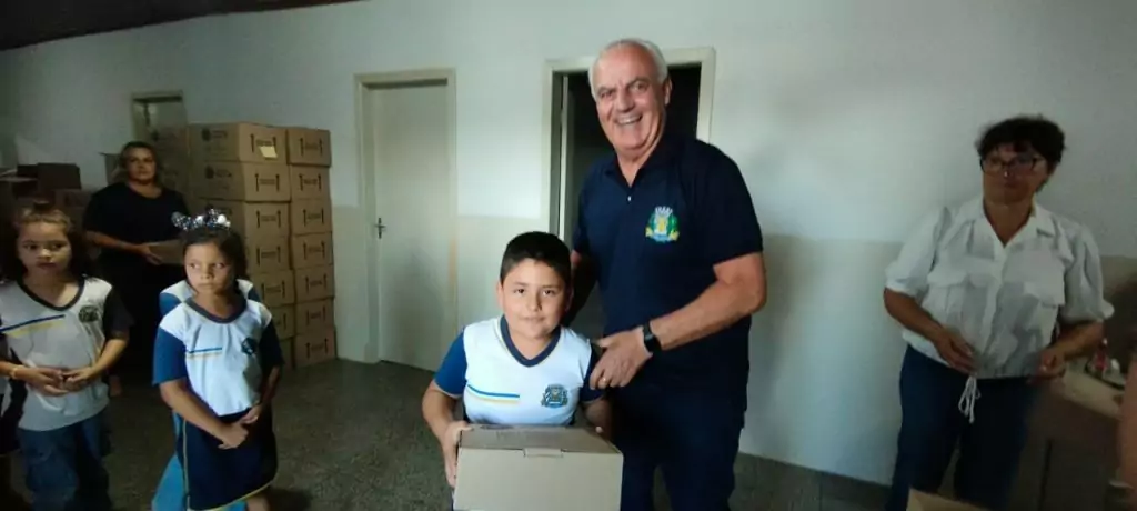 Prefeitura de Caracol entrega kits escolares e material apostilado aos estudantes da rede municipal