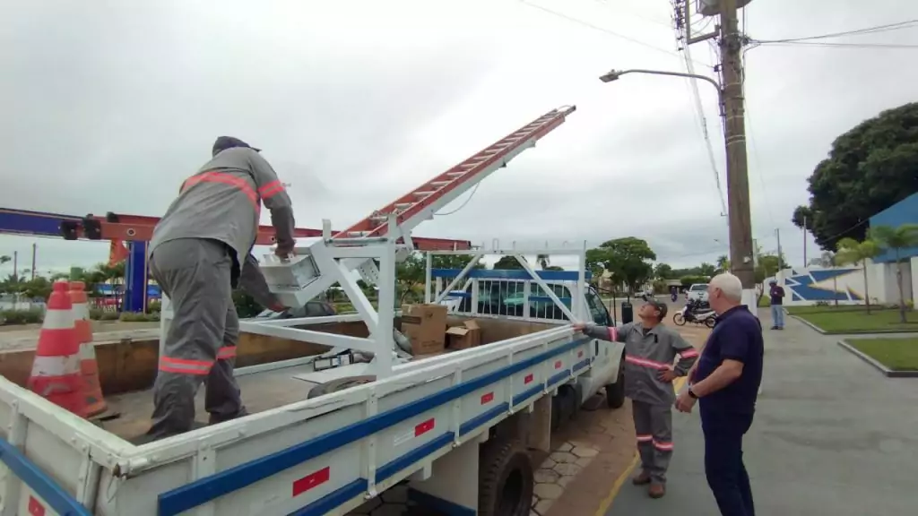 Prefeitura de Caracol reforma caminhonete e amplia estrutura para manutenção elétrica no município