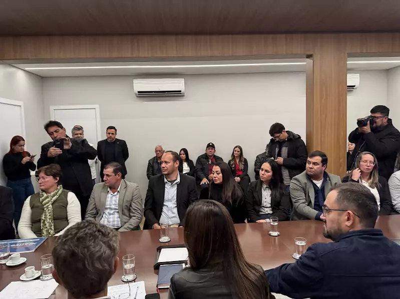 Prefeito Neco Pagliosa coordena comitiva de Caracol para audiência com o governador Riedel e garante novos investimentos Prefeito Neco Pagliosa coordena comitiva de Caracol para audiência com o governador Riedel e garante novos investimentos