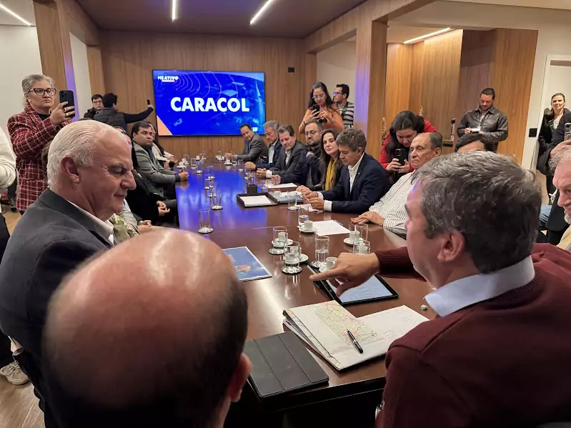 Prefeito Neco Pagliosa coordena comitiva de Caracol para audiência com o governador Riedel e garante novos investimentos Prefeito Neco Pagliosa coordena comitiva de Caracol para audiência com o governador Riedel e garante novos investimentos