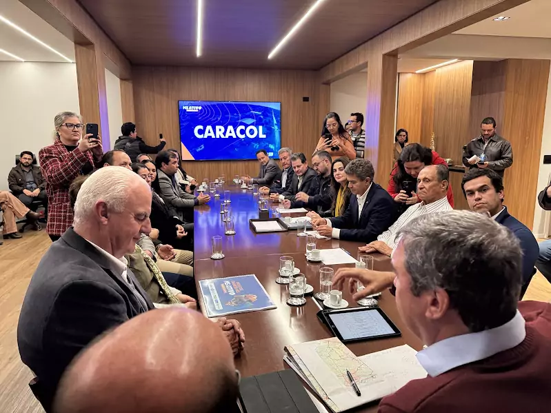 Prefeito Neco Pagliosa coordena comitiva de Caracol para audiência com o governador Riedel e garante novos investimentos Prefeito Neco Pagliosa coordena comitiva de Caracol para audiência com o governador Riedel e garante novos investimentos