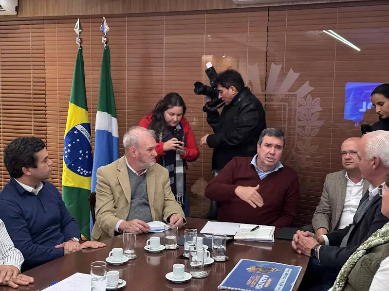Prefeito Neco Pagliosa coordena comitiva de Caracol para audiência com o governador Riedel e garante novos investimentos Prefeito Neco Pagliosa coordena comitiva de Caracol para audiência com o governador Riedel e garante novos investimentos