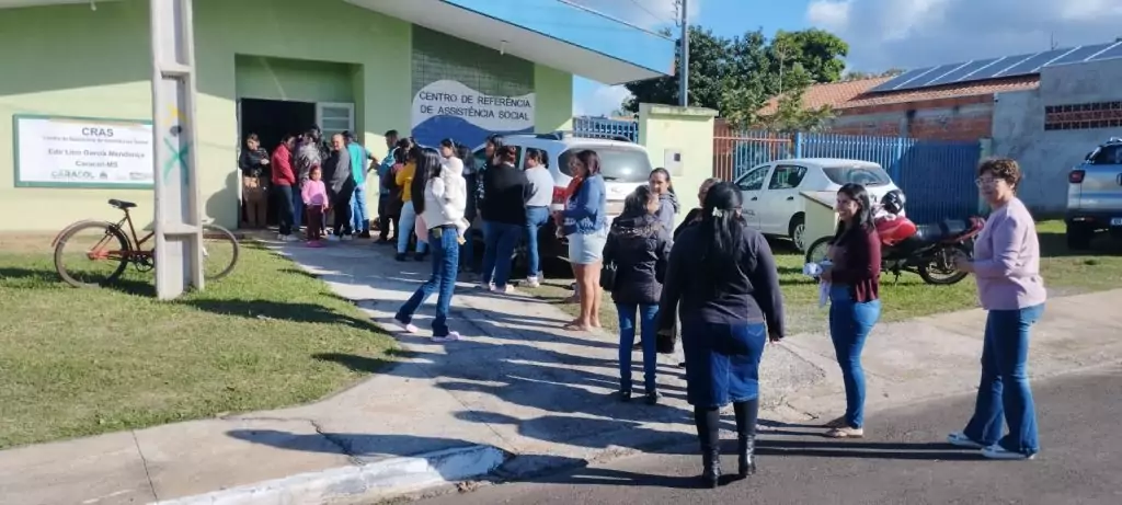 Junto com o frio, Assistência Social de Caracol entrega cobertores e carinho