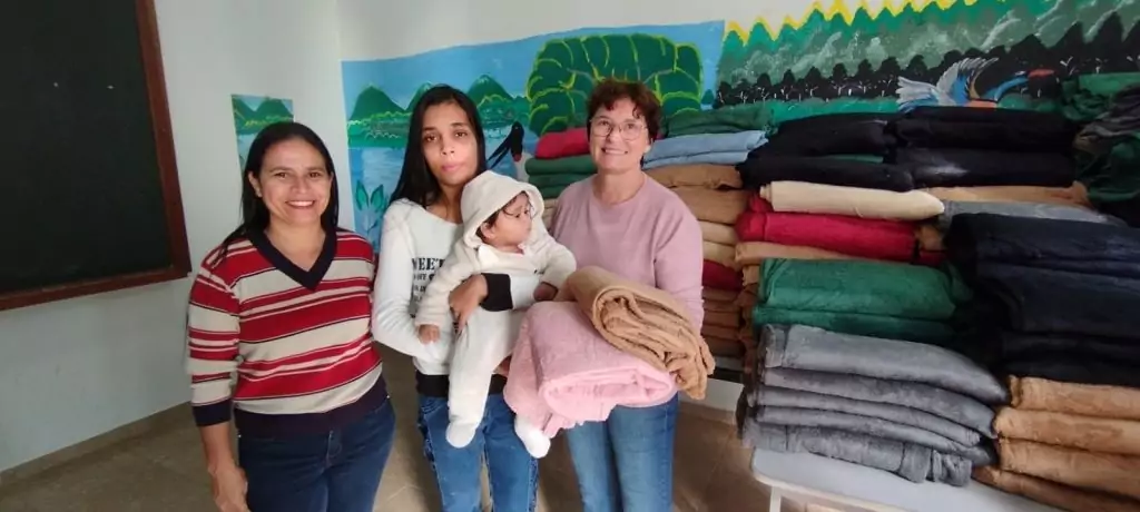 Junto com o frio, Assistência Social de Caracol entrega cobertores e carinho