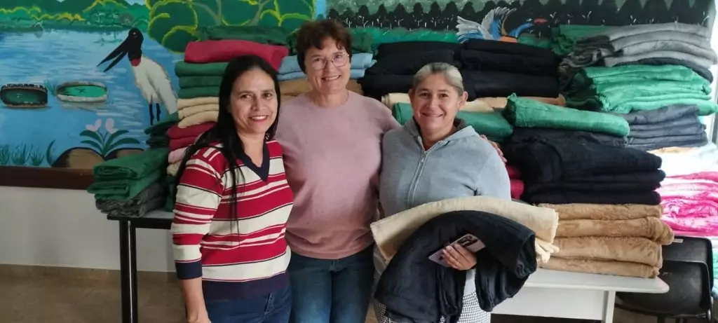 Junto com o frio, Assistência Social de Caracol entrega cobertores e carinho