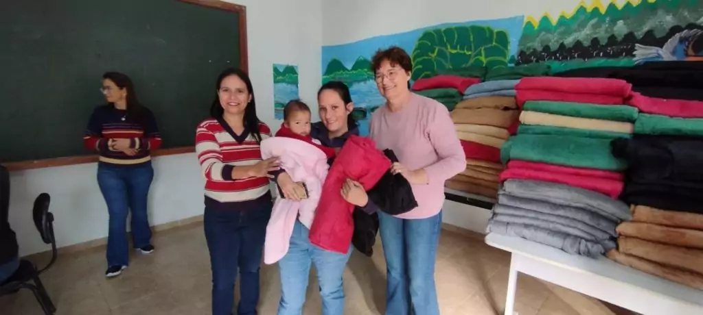 Junto com o frio, Assistência Social de Caracol entrega cobertores e carinho