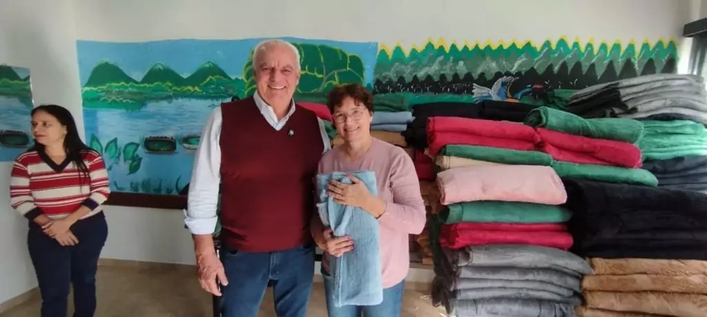 Junto com o frio, Assistência Social de Caracol entrega cobertores e carinho