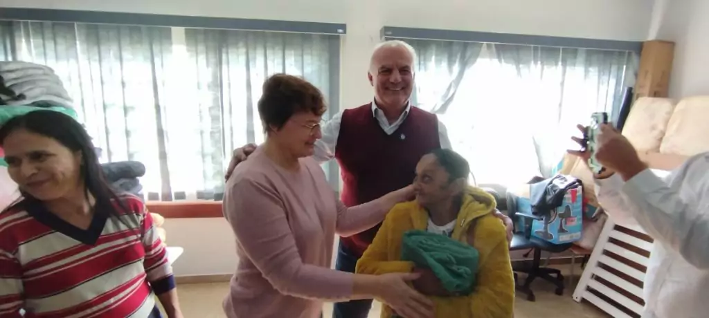 Junto com o frio, Assistência Social de Caracol entrega cobertores e carinho