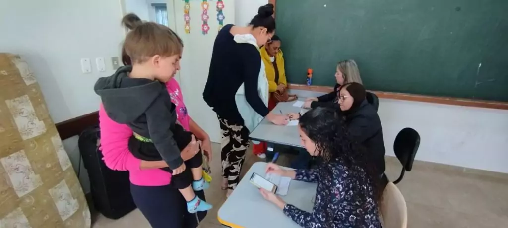 Junto com o frio, Assistência Social de Caracol entrega cobertores e carinho