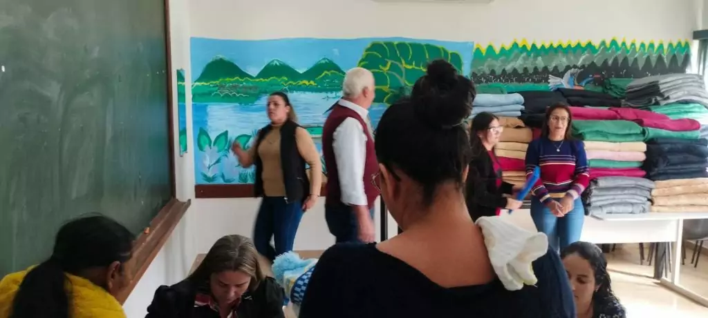 Junto com o frio, Assistência Social de Caracol entrega cobertores e carinho
