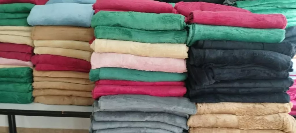 Junto com o frio, Assistência Social de Caracol entrega cobertores e carinho