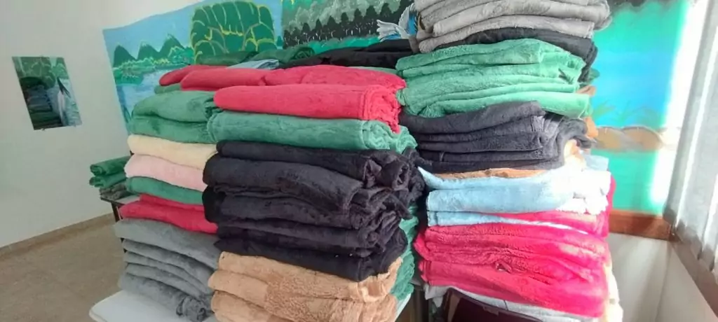 Junto com o frio, Assistência Social de Caracol entrega cobertores e carinho
