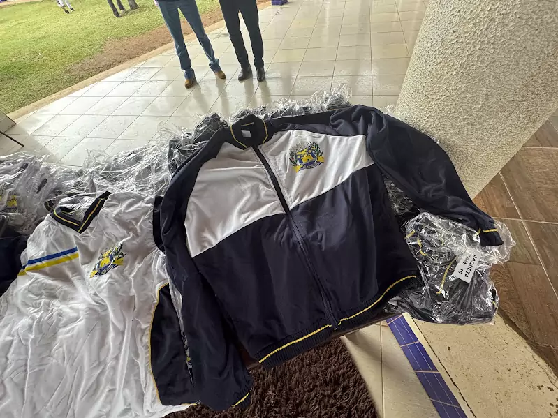 Caracol entrega uniformes para 100% da Rede Municipal de Ensino