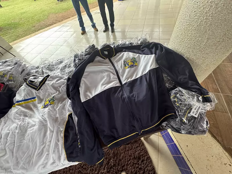 Caracol entrega uniformes para 100% da Rede Municipal de Ensino