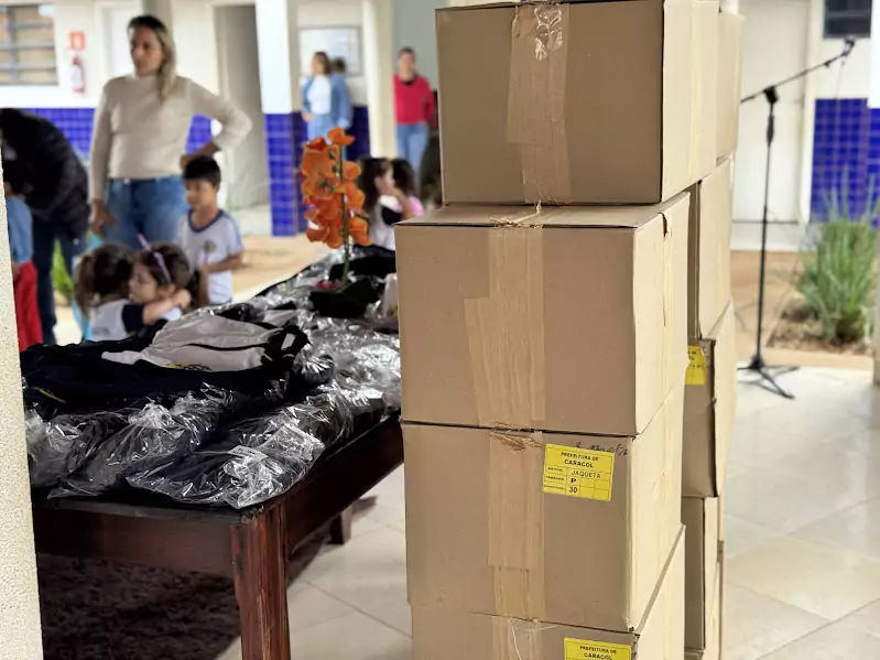 Caracol entrega uniformes para 100% da Rede Municipal de Ensino