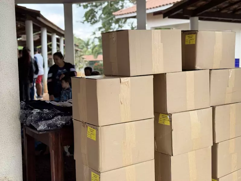 Caracol entrega uniformes para 100% da Rede Municipal de Ensino