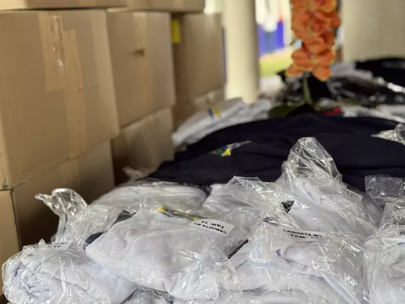 Caracol entrega uniformes para 100% da Rede Municipal de Ensino