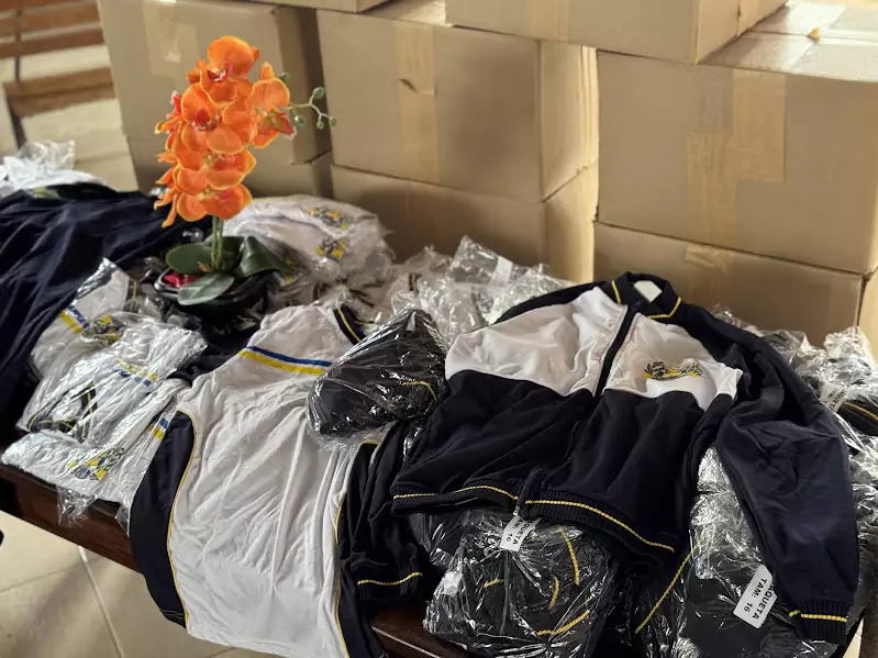 Caracol entrega uniformes para 100% da Rede Municipal de Ensino