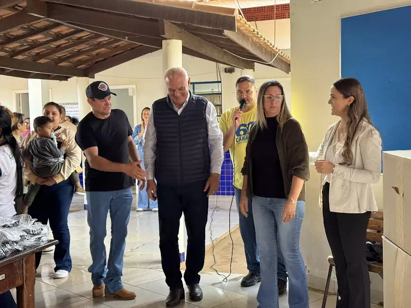 Caracol entrega uniformes para 100% da Rede Municipal de Ensino