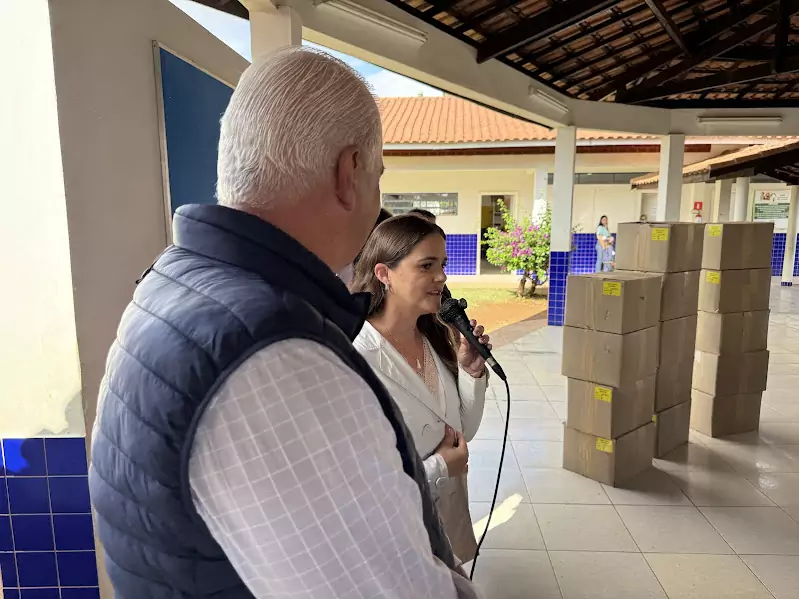 Caracol entrega uniformes para 100% da Rede Municipal de Ensino