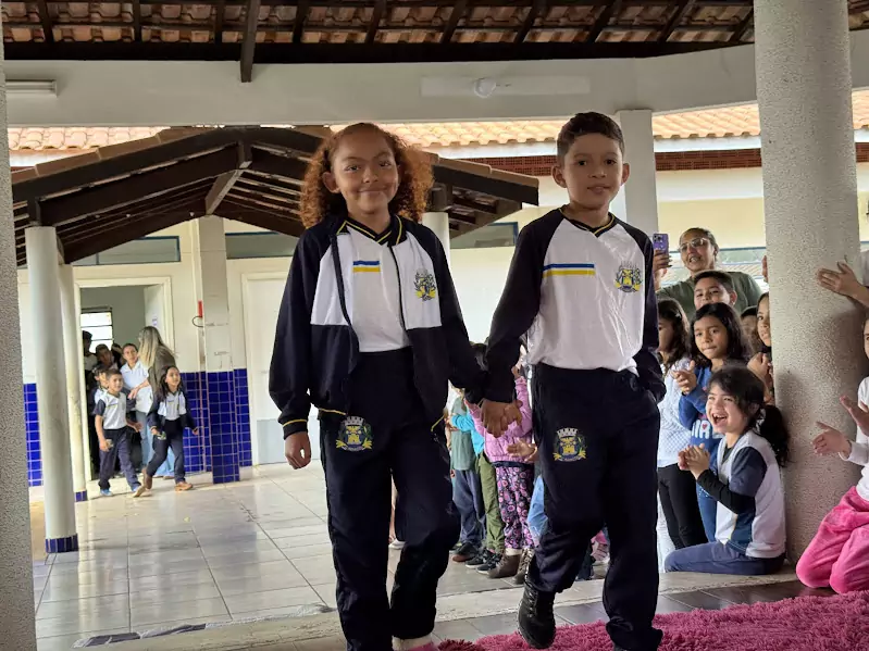 Caracol entrega uniformes para 100% da Rede Municipal de Ensino