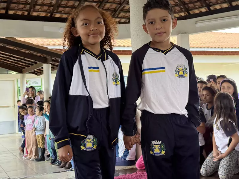 Caracol entrega uniformes para 100% da Rede Municipal de Ensino