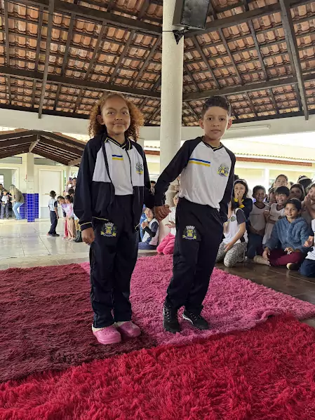 Caracol entrega uniformes para 100% da Rede Municipal de Ensino