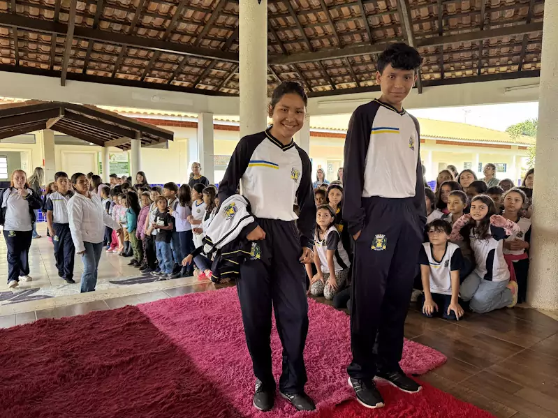 Caracol entrega uniformes para 100% da Rede Municipal de Ensino