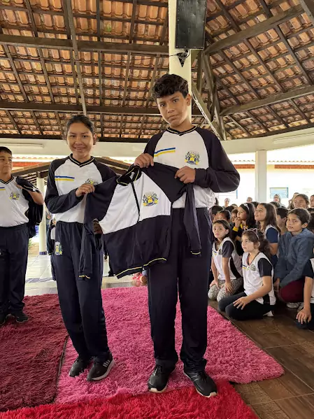 Caracol entrega uniformes para 100% da Rede Municipal de Ensino
