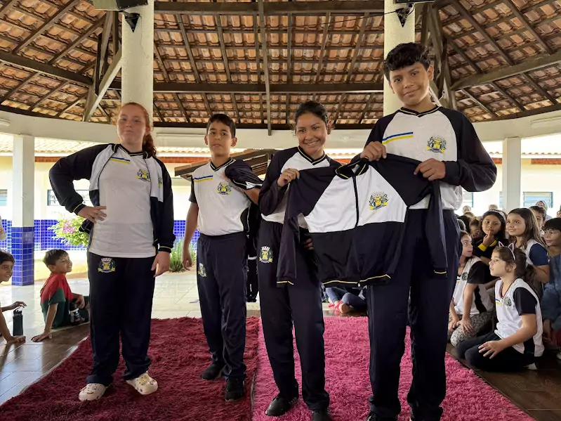 Caracol entrega uniformes para 100% da Rede Municipal de Ensino