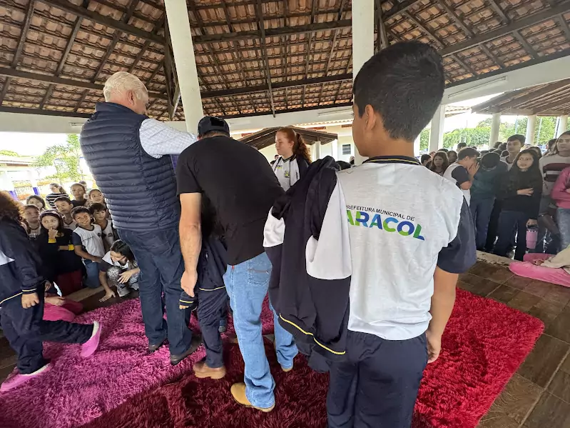Caracol entrega uniformes para 100% da Rede Municipal de Ensino