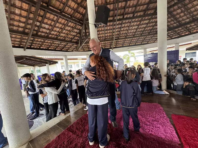 Caracol entrega uniformes para 100% da Rede Municipal de Ensino