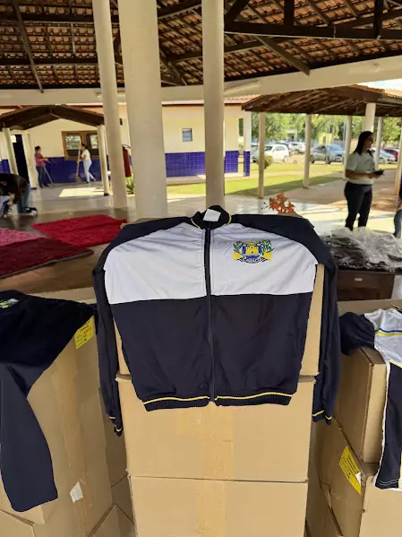 Caracol entrega uniformes para 100% da Rede Municipal de Ensino